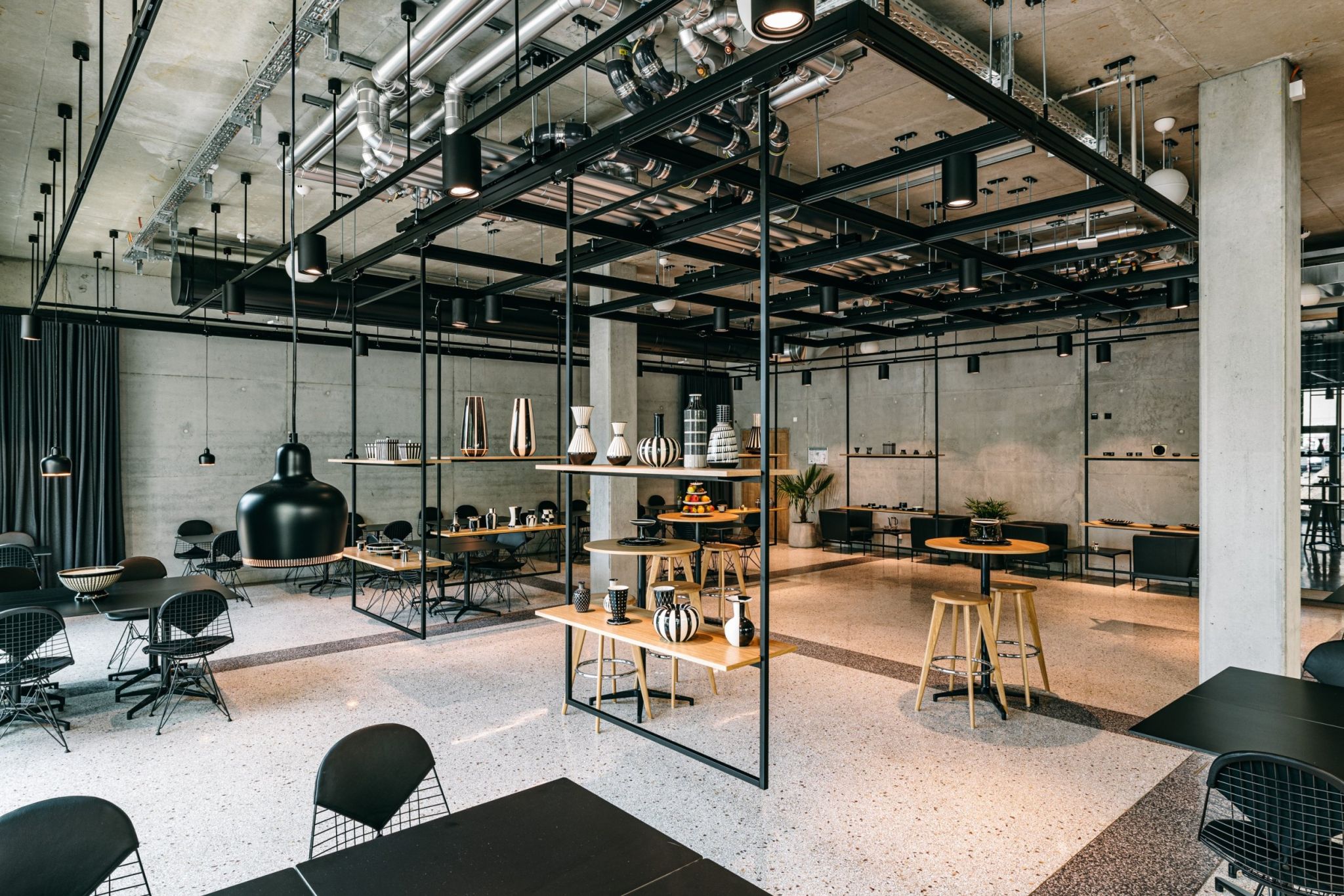 Lobby of the Aletto Hotel in Berlin equipped with the flexible track system from Visplay.