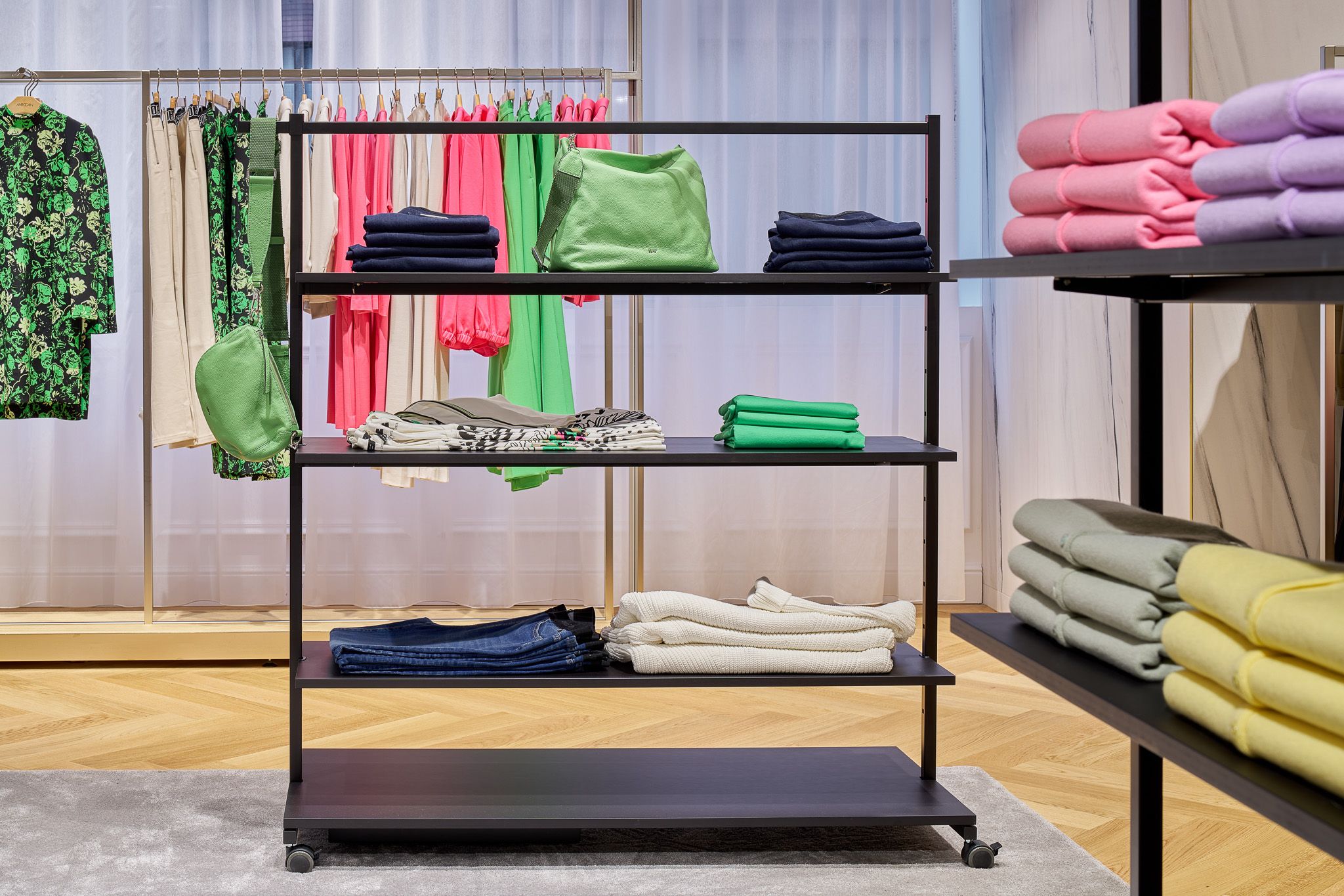 Visplay's mobile retail system Qubo M on the sales floor at AppelrathC&uuml;pper.