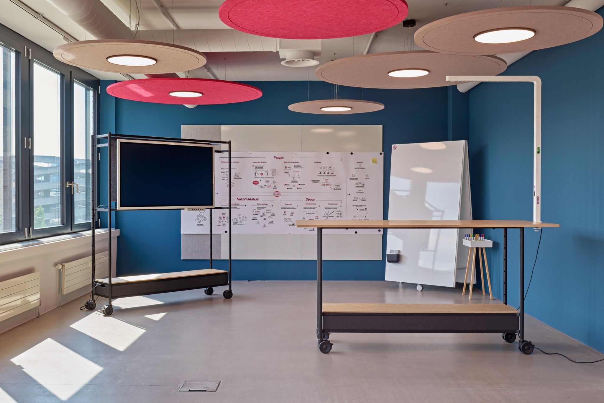 Visplay's office furnishing system FOS on display at the berry. headquarters in Zurich.