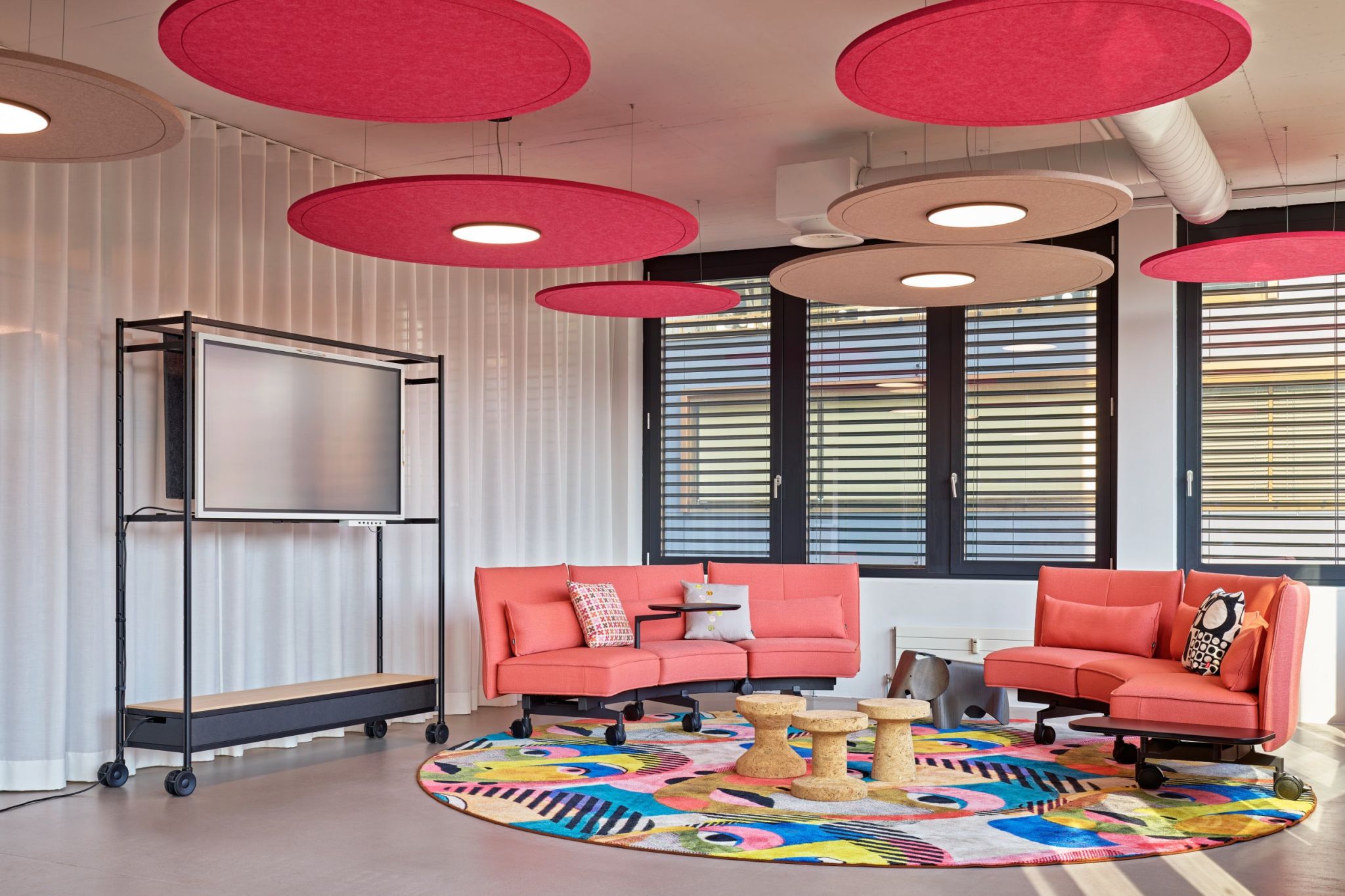 Seating area in the berry office in Zurich equipped with Visplay's Office System FOS.