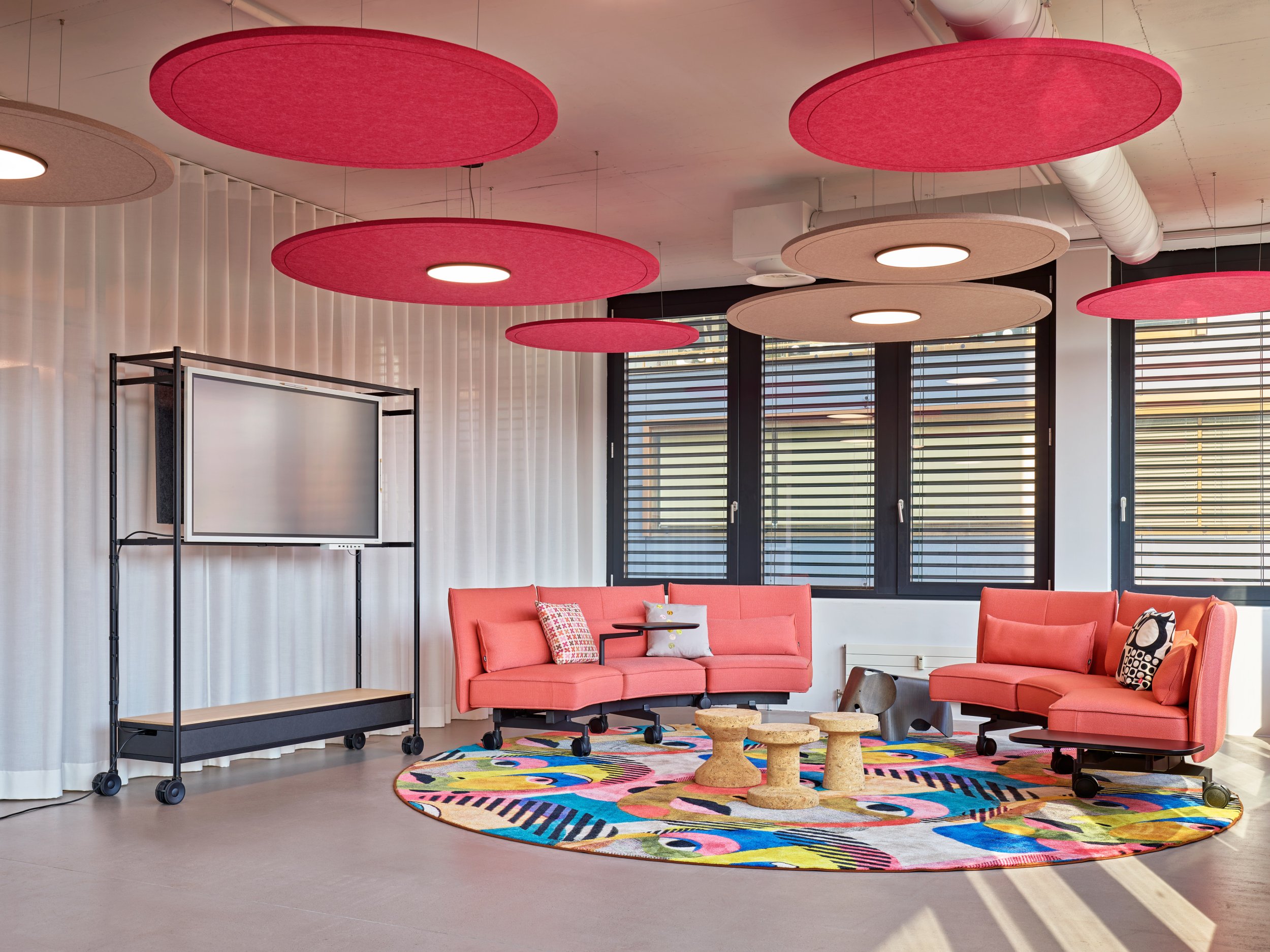 Seating area in the berry office in Zurich equipped with Visplay's Office System FOS.