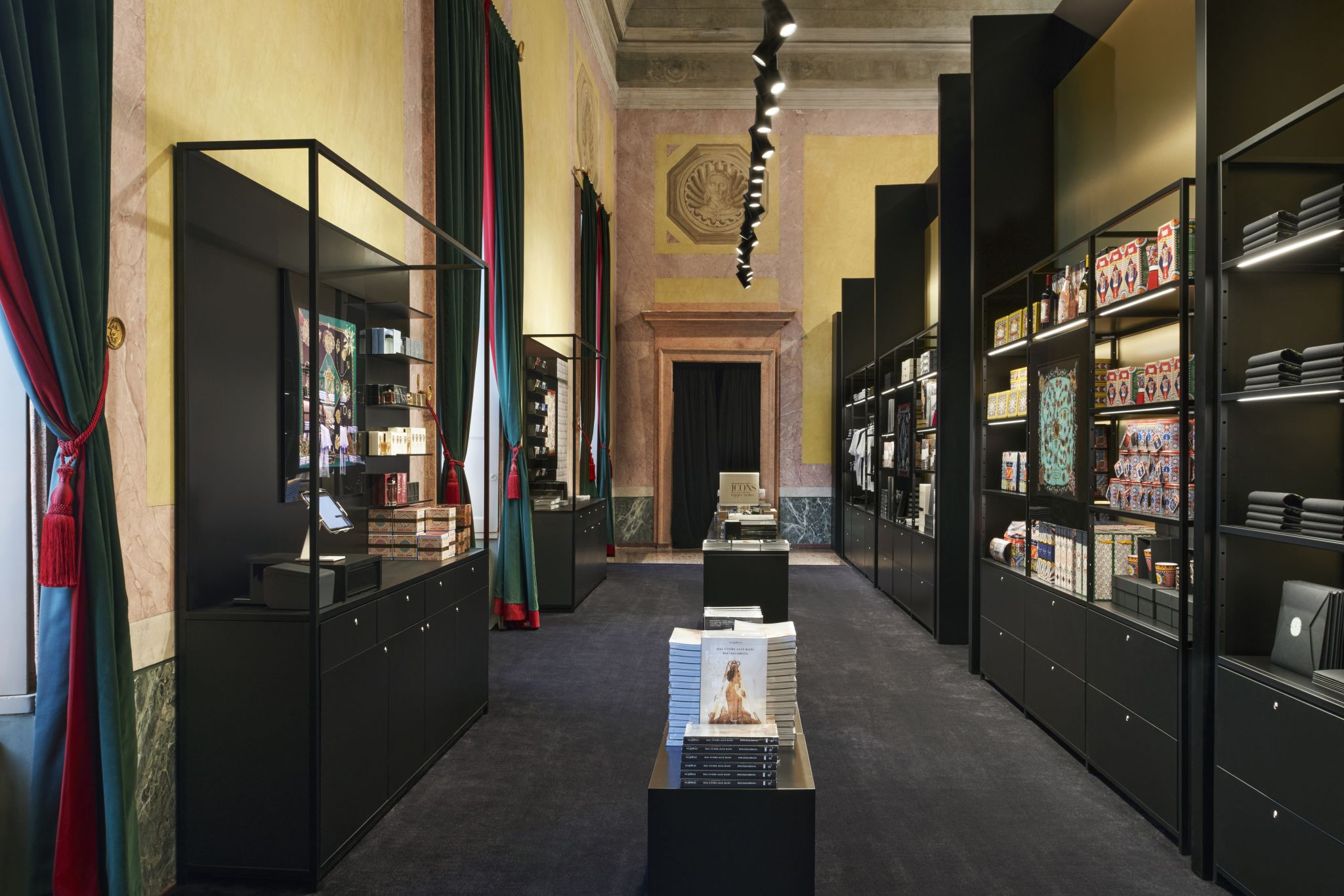 Interior view of the exhibition boutique in the Palazzo Reale in Milan, furnished for Dolce&amp;Gabbana with Visplay's shelving system.