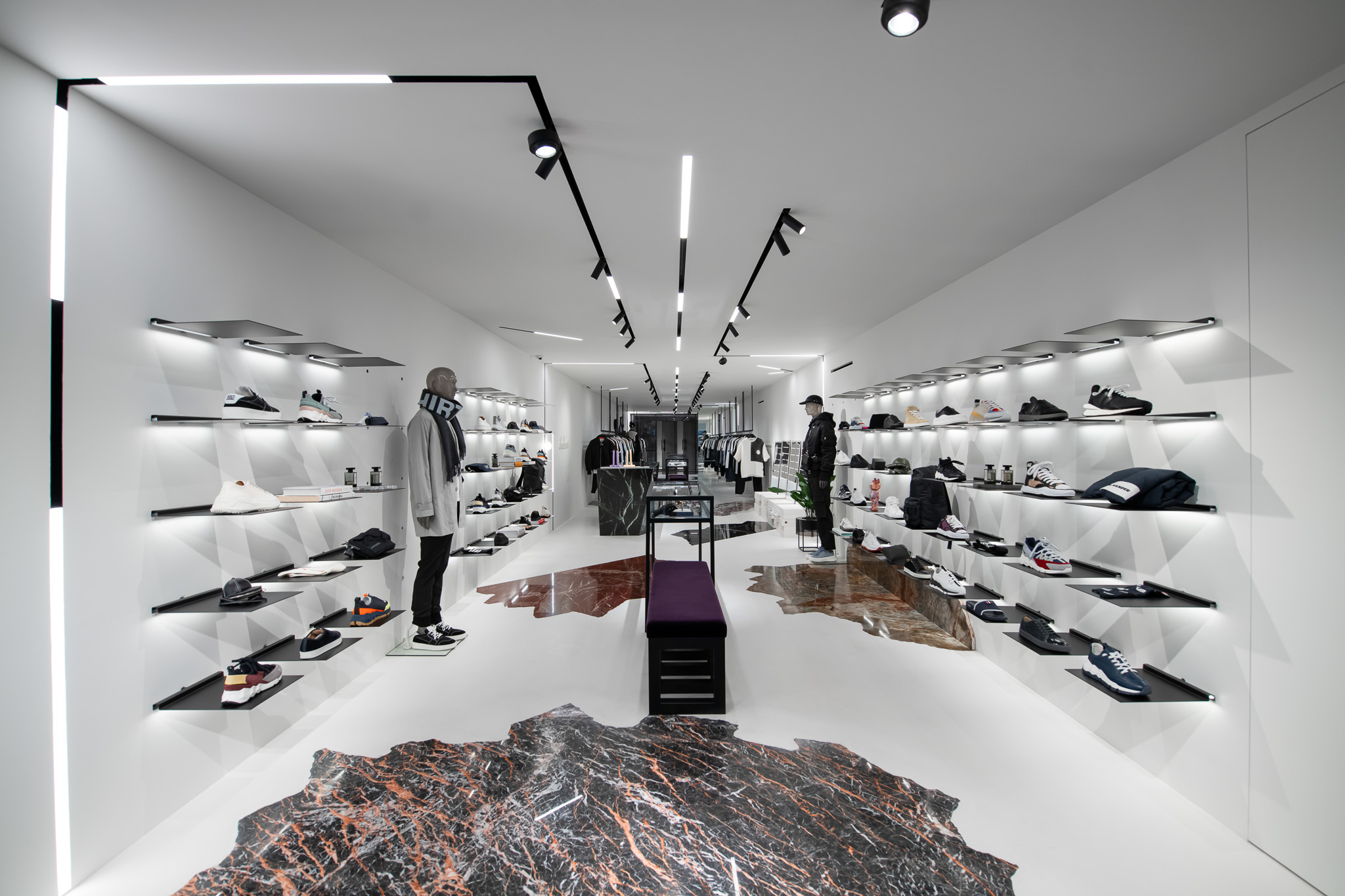Modern interior of the Ekademe store designed with the Visplay wall system, characterized by a minimalist design and clear lines.