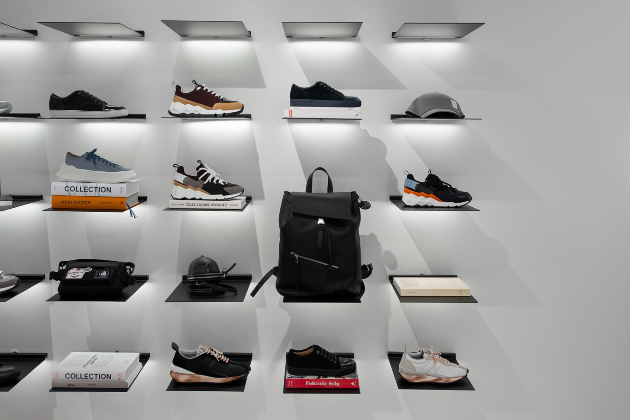 The minimalist metal shelves of Visplay's Mono 20 wall system in the Ekademe store in Utrecht, decorated with high-quality accessories.