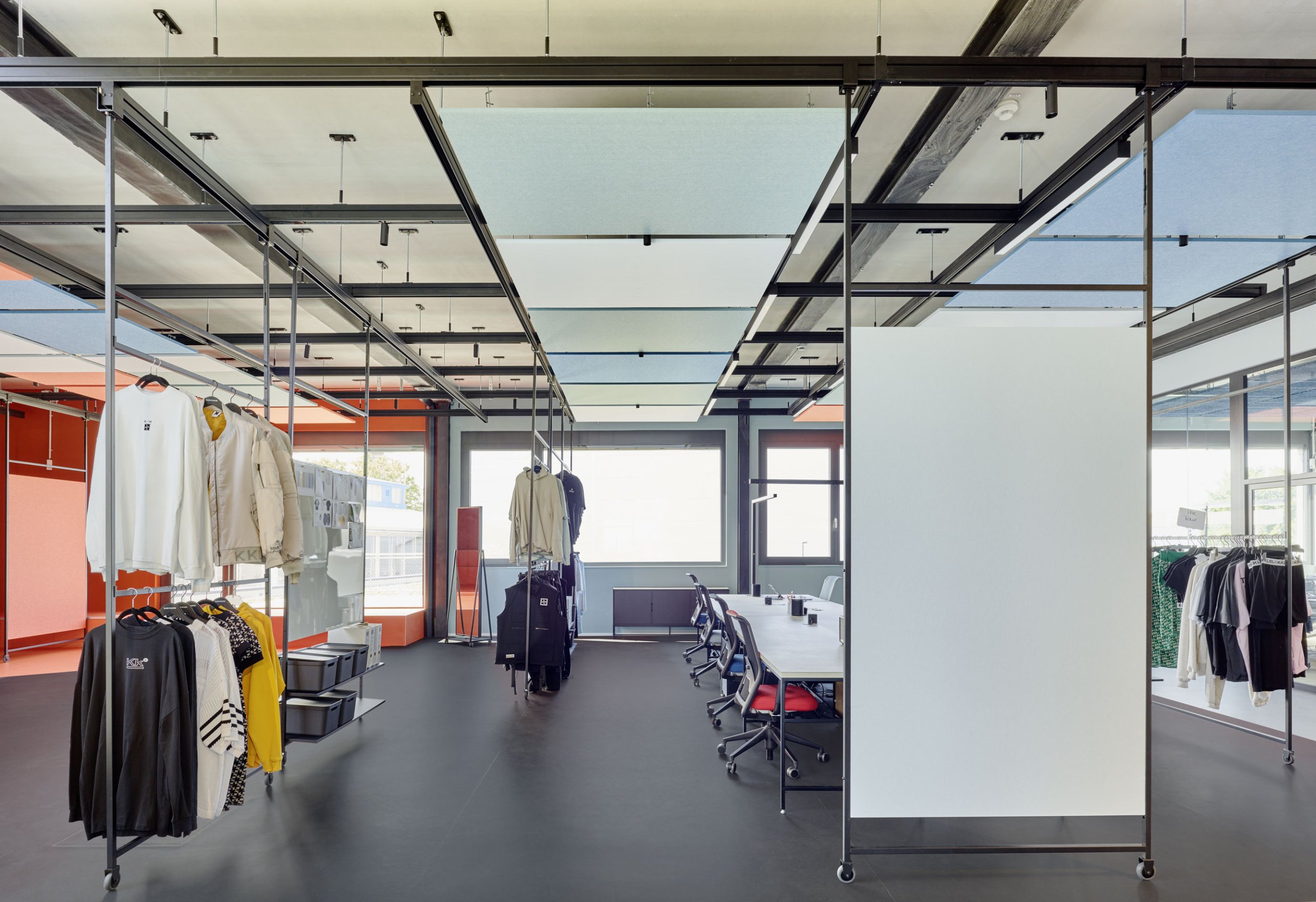 Office at the headquarters of Karo Kauer Label in Eislingen equipped with Visplay's flexible Multi-Lane system.