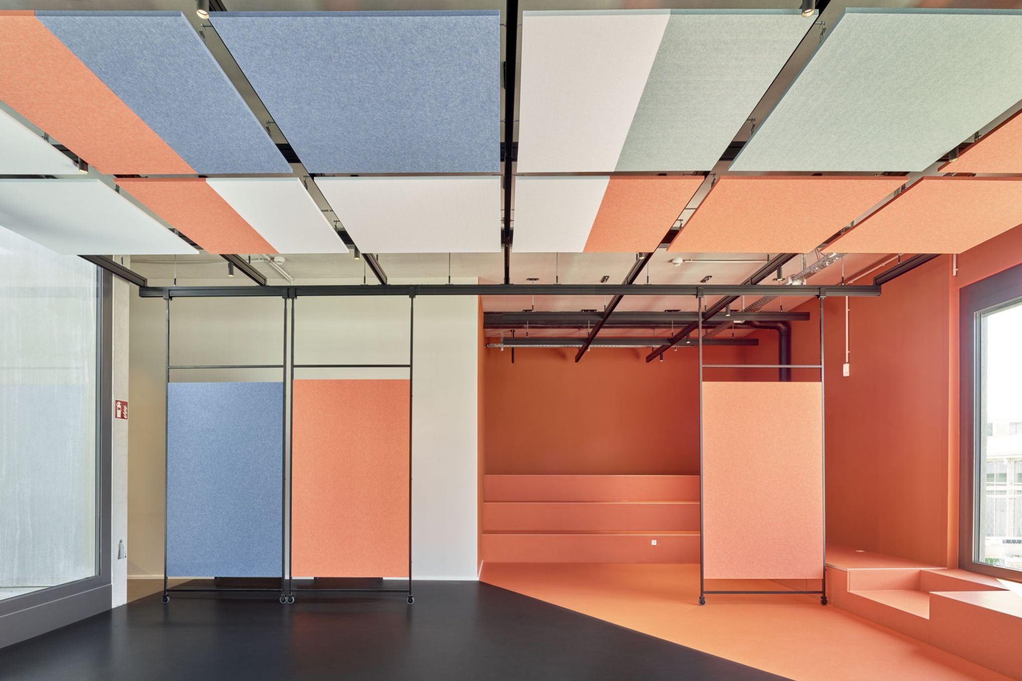 The Visplay ceiling track system in use at Karo Kauer Label in Eislingen.