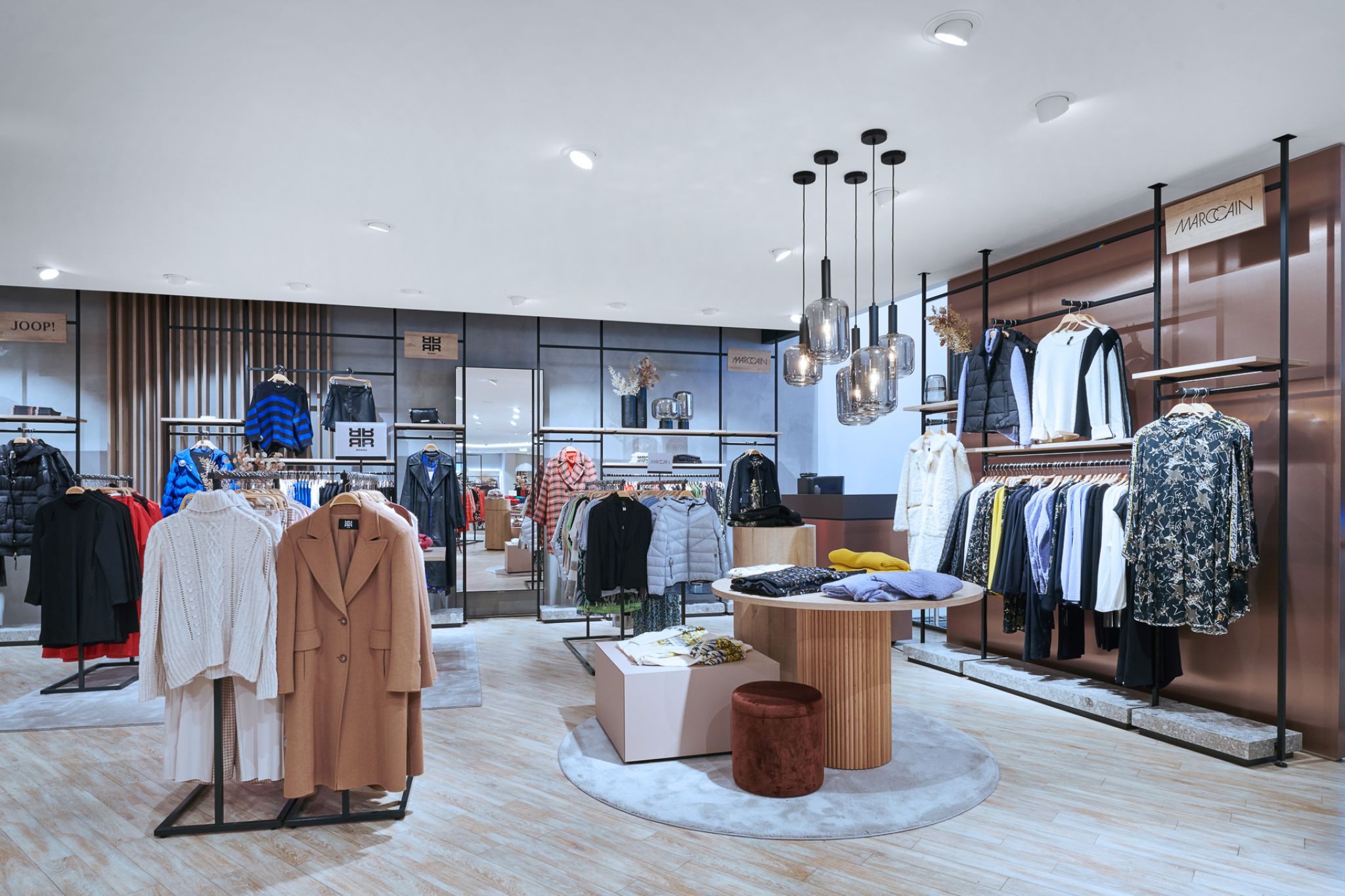 Store area of Klingemann department store equipped with Visplay's wall system Qubo Wall.