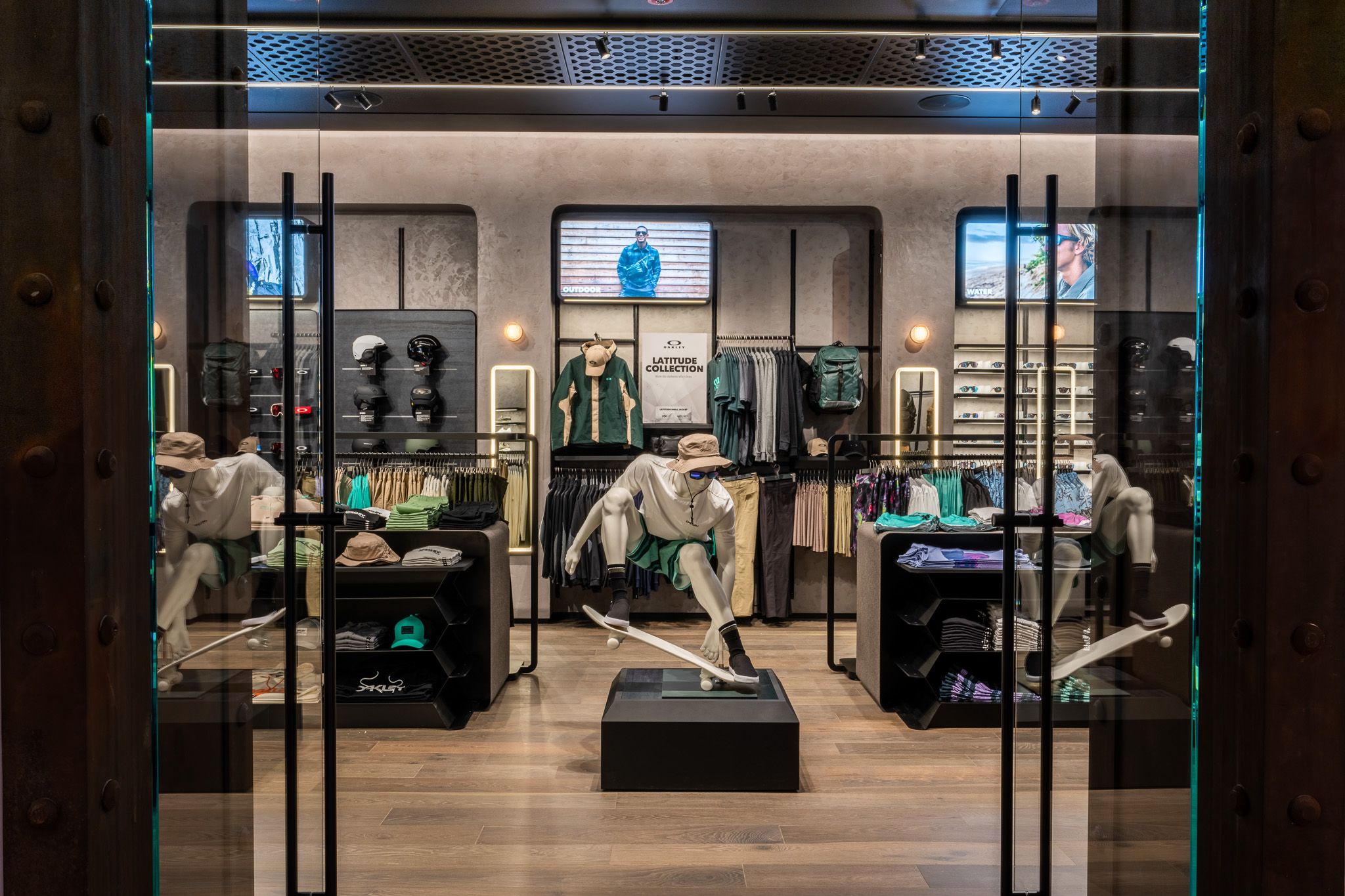 Oakley utilized Visplay's retail systems to display their apparel in their Flagship-Store in California.
