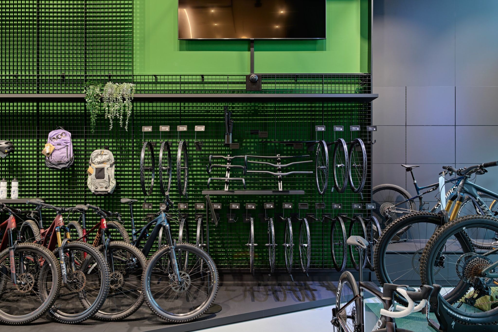 Specialized Store in Zurich equipped with Visplay's Grid product carrier system.