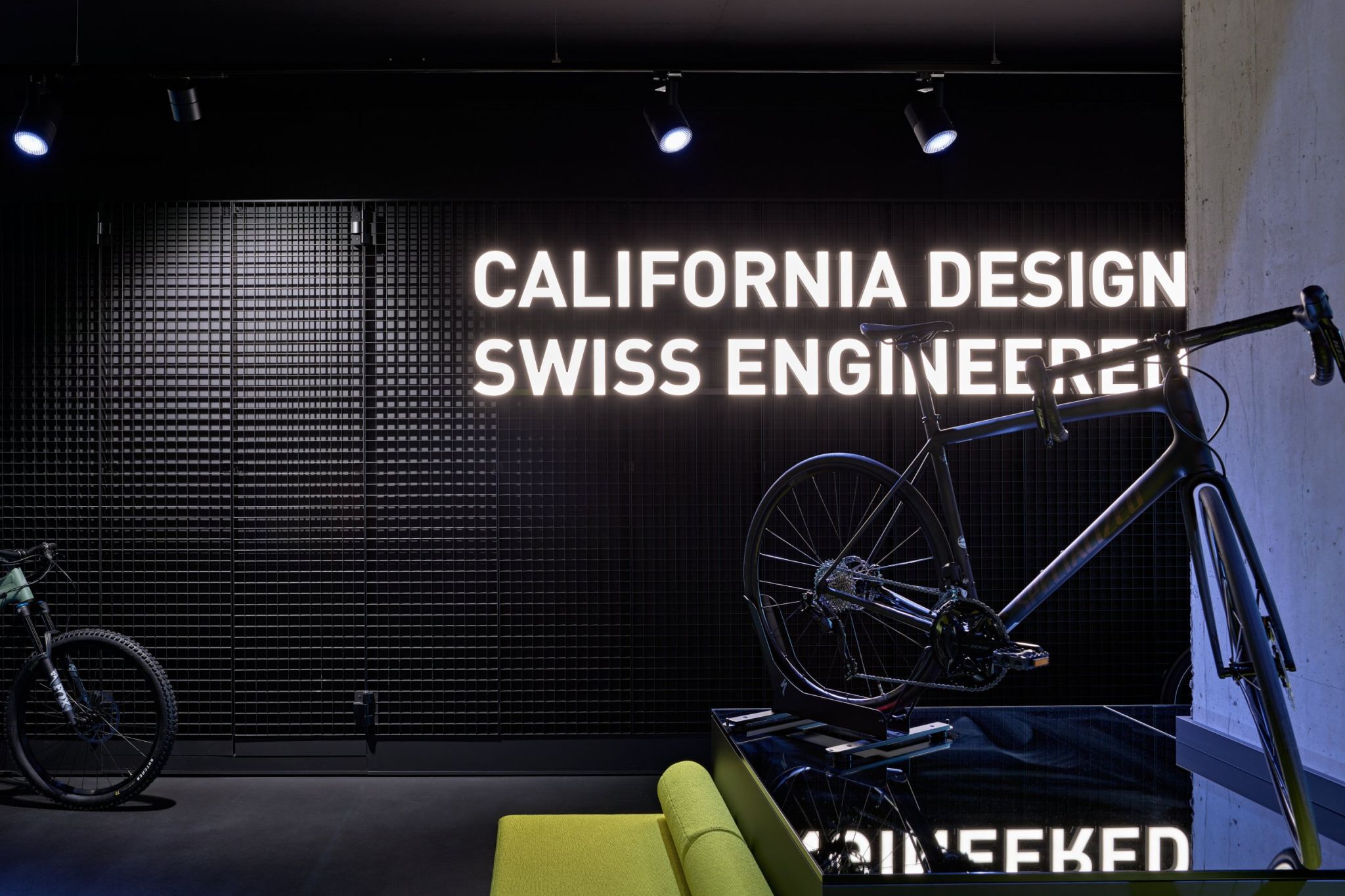 Gridwall system from Visplay used in the Specialized store in Zurich.