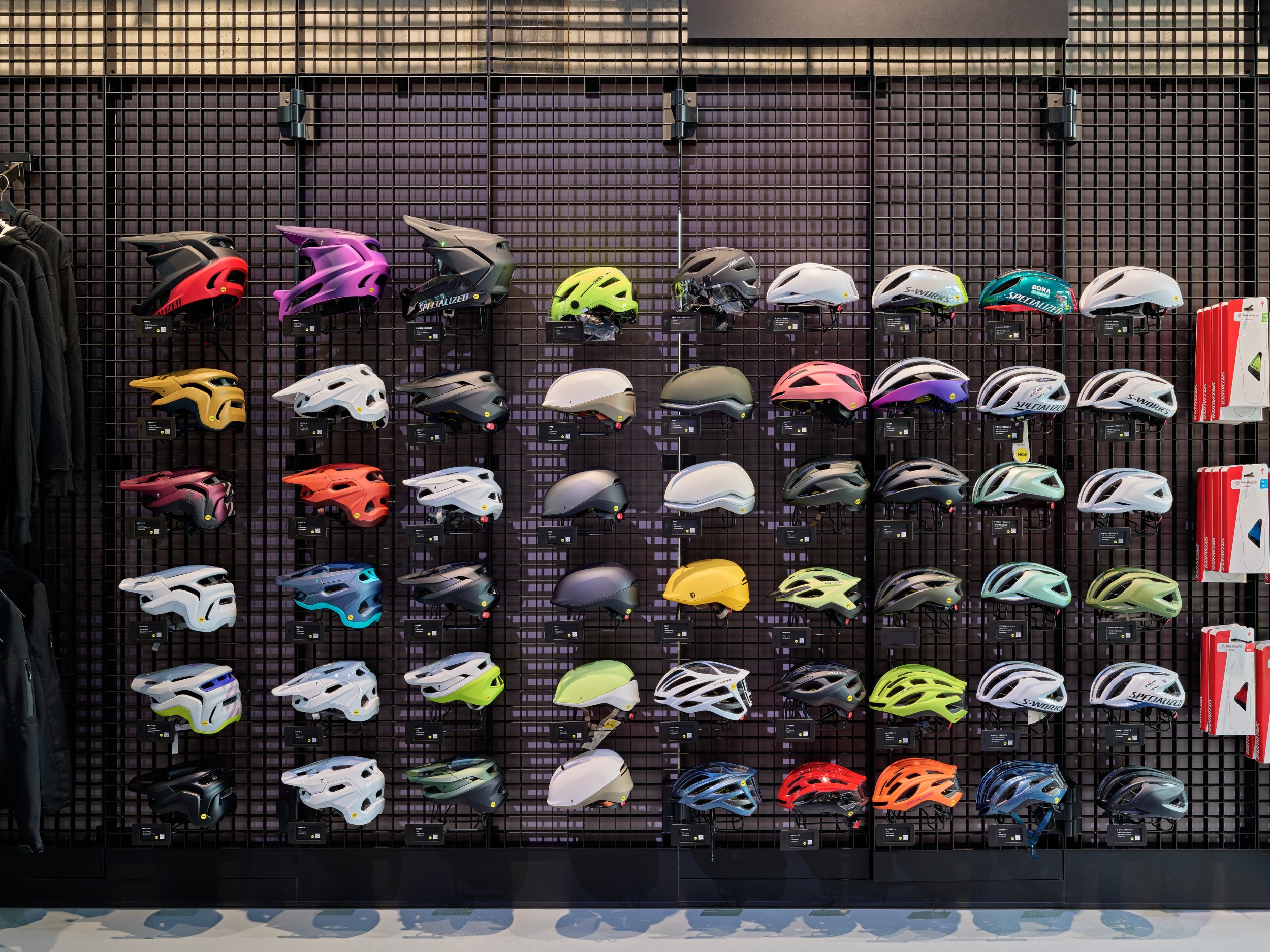 Specialized bike helmets presented with the help of Visplay's Grid 50 product carrier system.