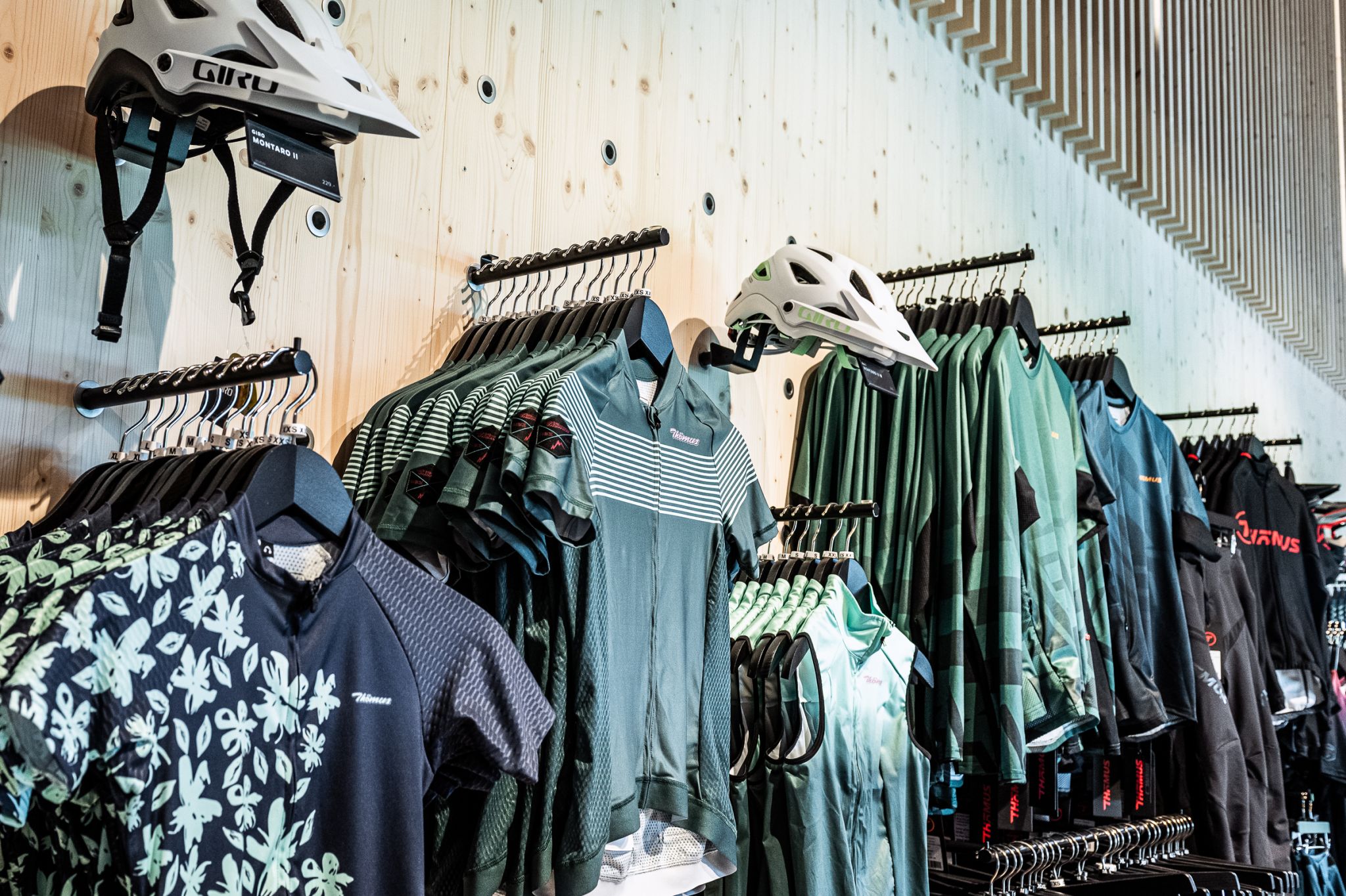 Bicycle equipment from Th&ouml;mus presented with Visplay's Mono 20 cases.