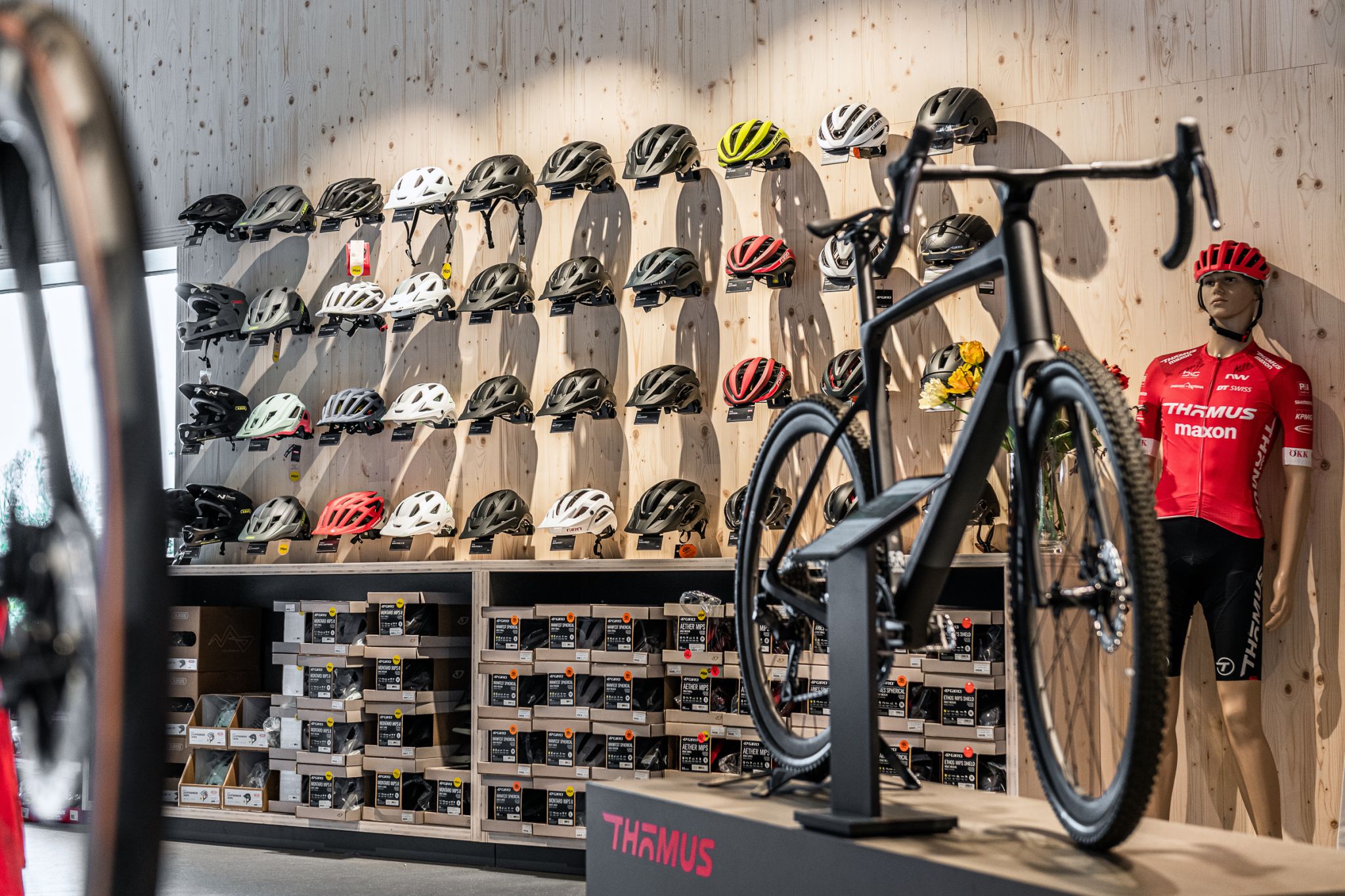 Bicycle helmets from Th&ouml;mus presented with Visplay's Mono 20 product carrier system.